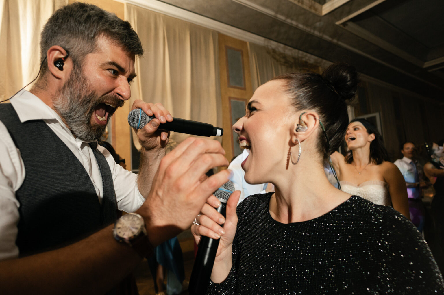 Živá kapela medzi hosťami počas svadobnej oslavy