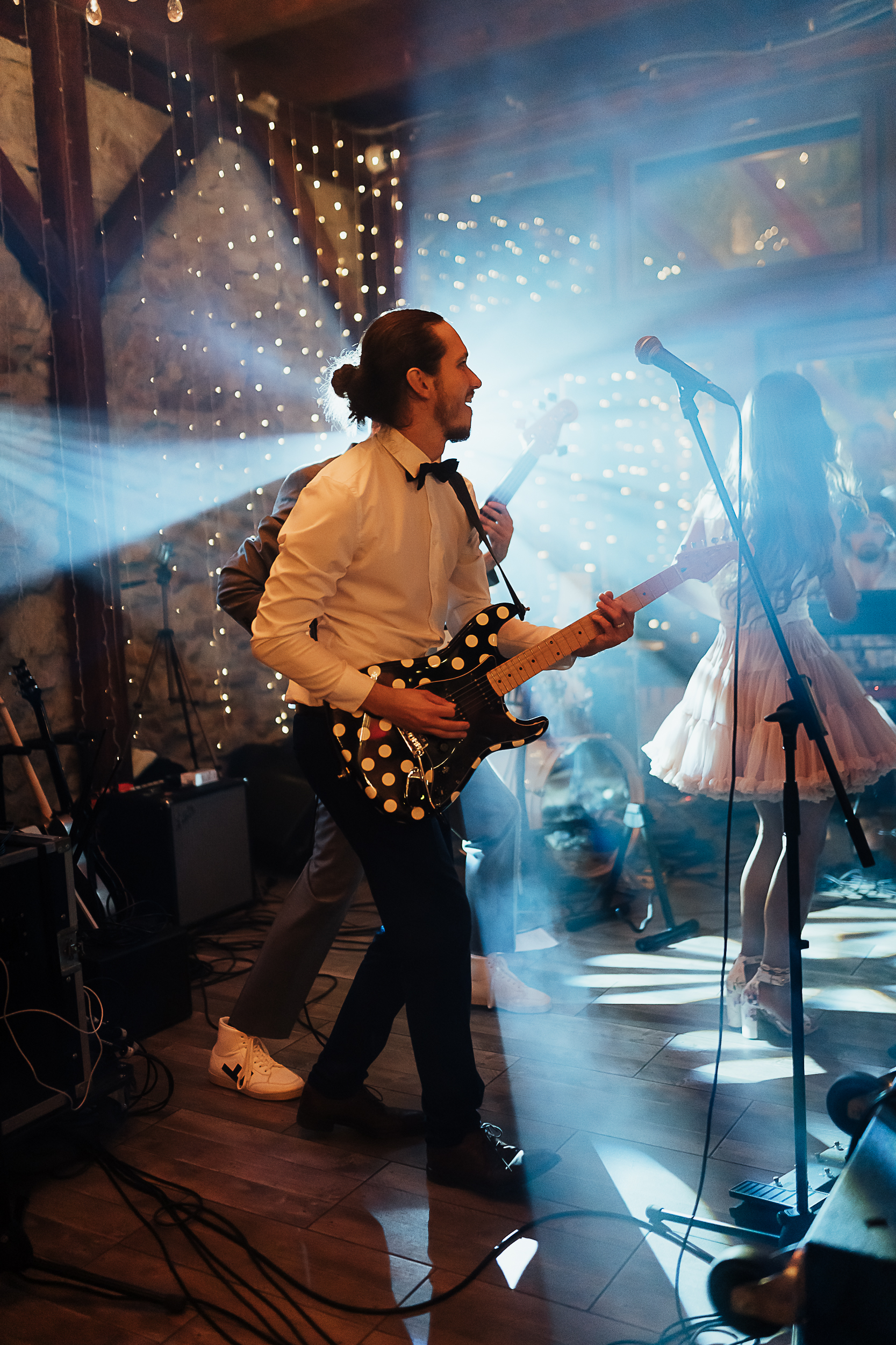 Kapela Neon Fever počas energického živého vystúpenia