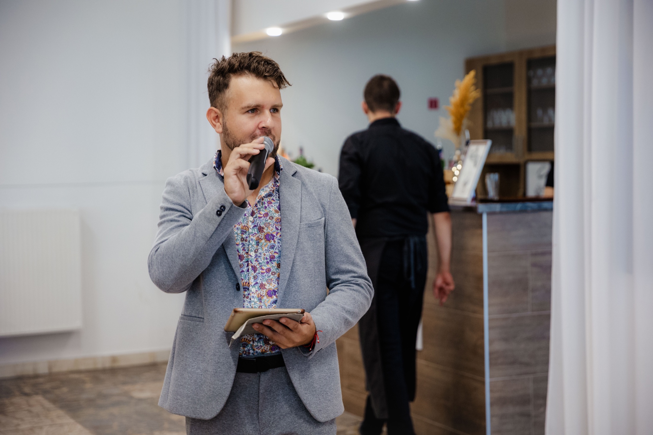 Johnny Müller pri koordinácii programu eventu